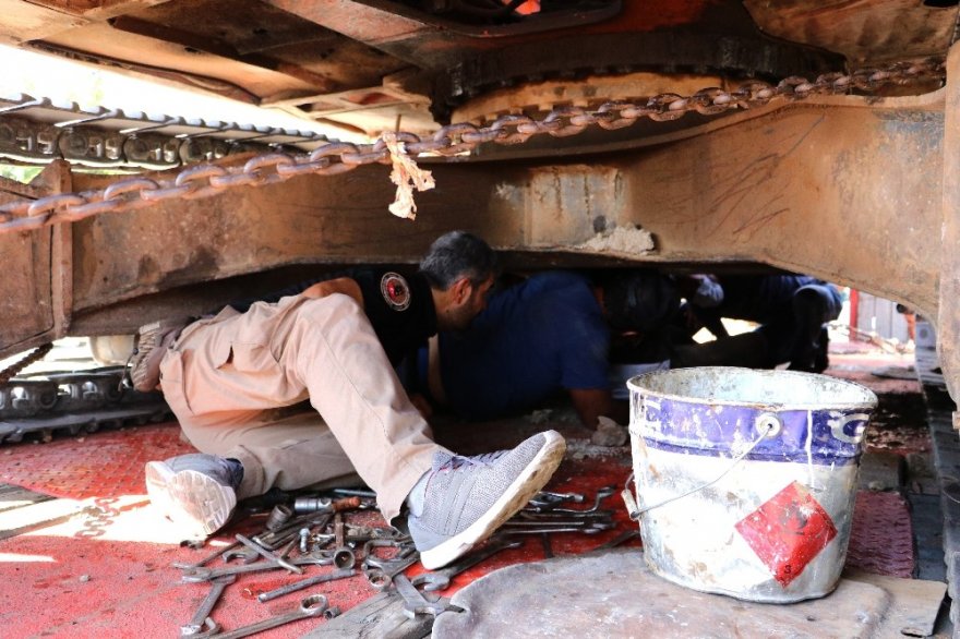 Ekskavatörün altına gizlenmiş 51 kilo eroini "Uzi" buldu