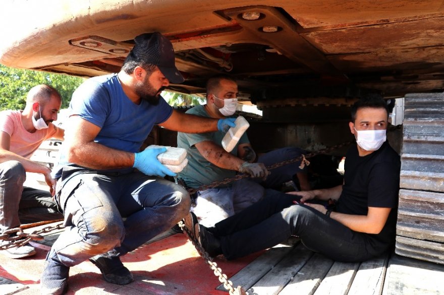 Ekskavatörün altına gizlenmiş 51 kilo eroini "Uzi" buldu