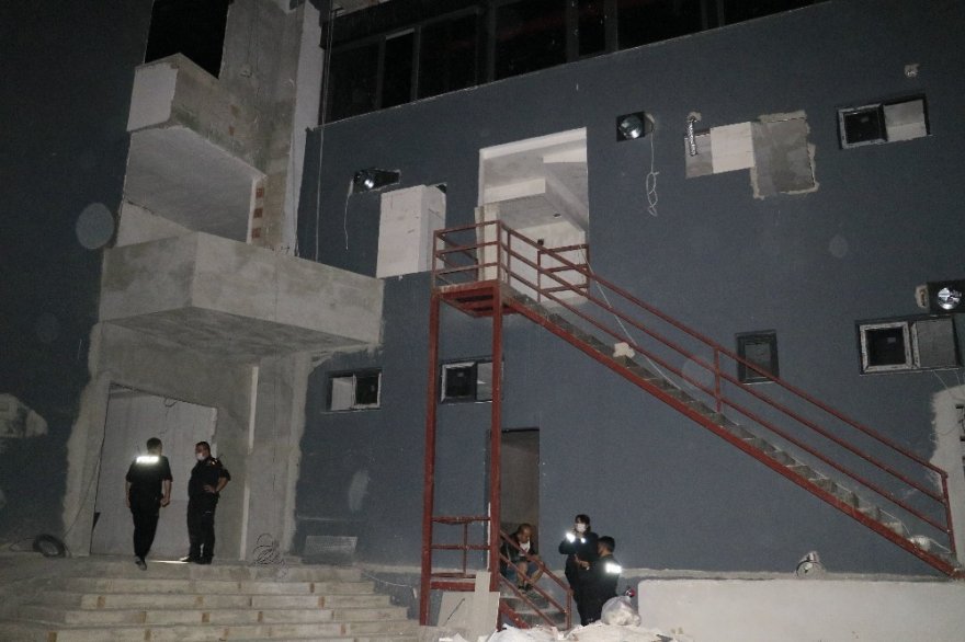 Hırsız polisten kaçtı, inşaattan düştü