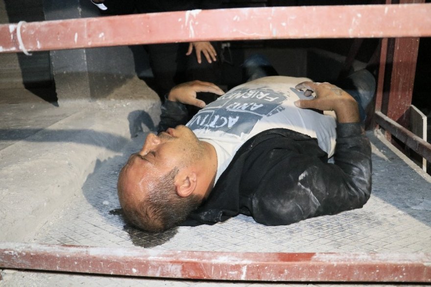 Hırsız polisten kaçtı, inşaattan düştü