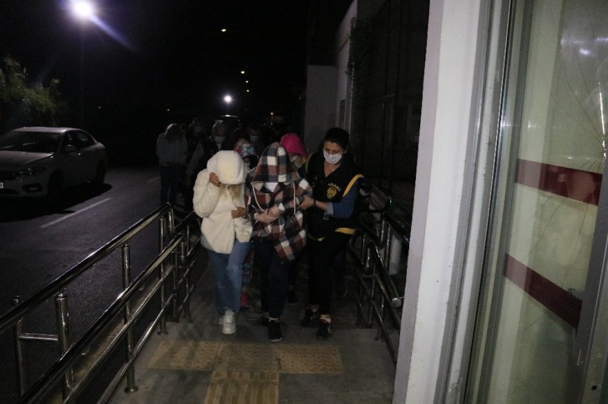 Sahte vali operasyonunda yakalanan zanlılar Adana’ya getirildi