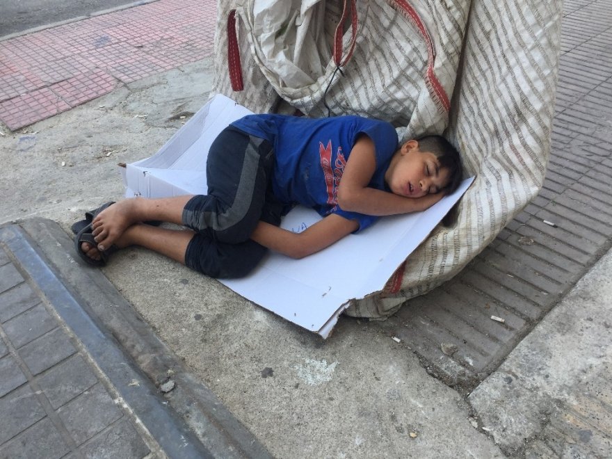 Savaşın çocuğu atık kağıt toplarken uyuyakaldı