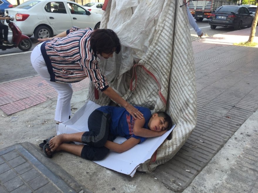 Savaşın çocuğu atık kağıt toplarken uyuyakaldı