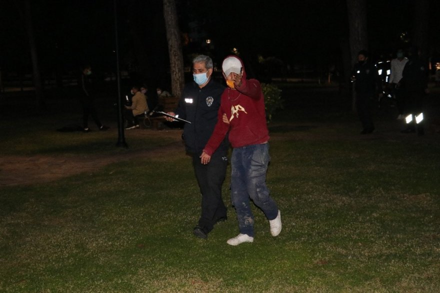 Parktaki gaspçıları güvenlikler etkisiz hale getirdi