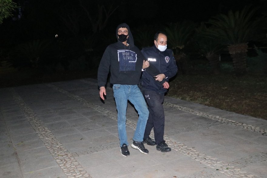 Parktaki gaspçıları güvenlikler etkisiz hale getirdi