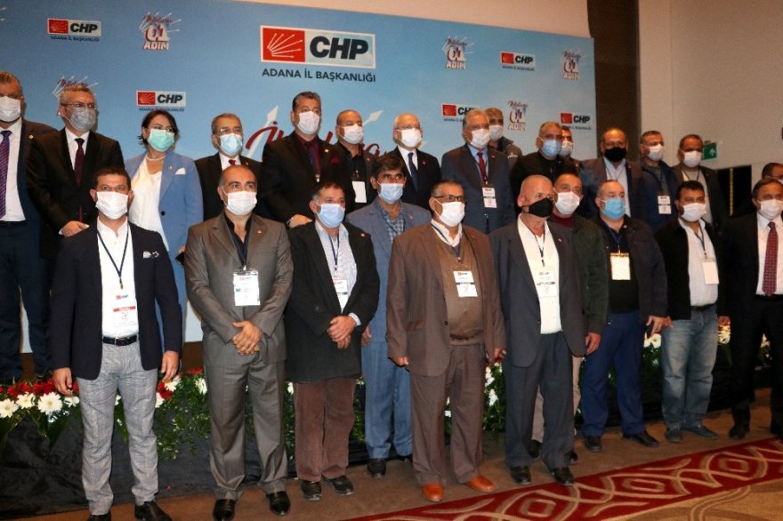 Adana’da CHP’ye yeni üye olanlara rozetlerini Kılıçdaroğlu taktı