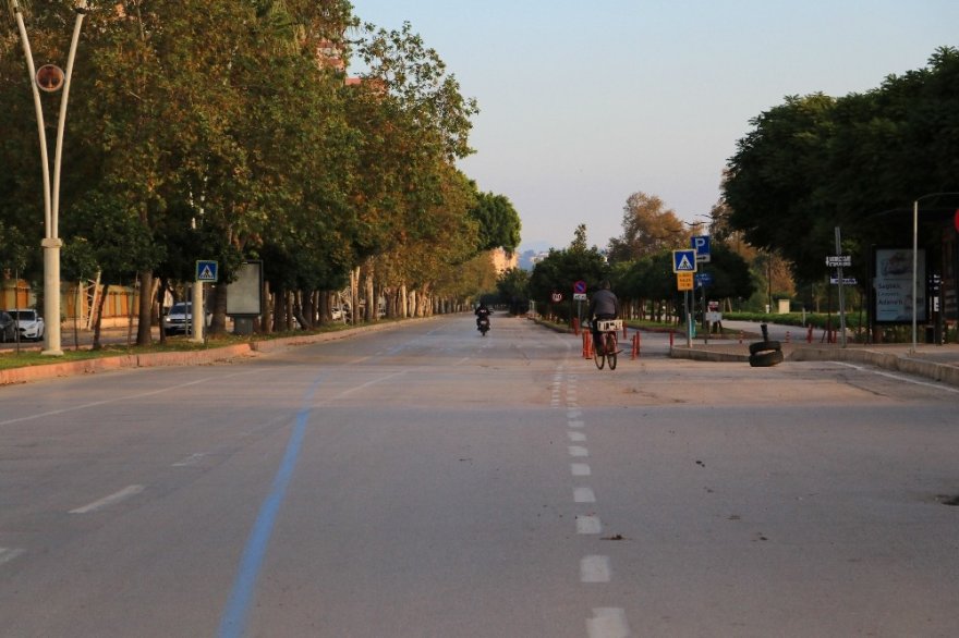 Adana’da caddeler boşaldı, kent hayalet şehre döndü