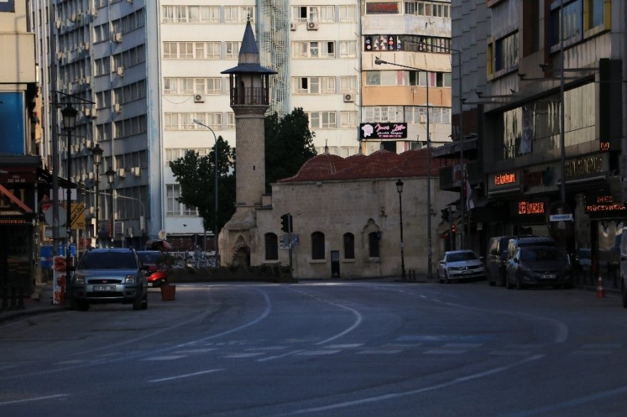 Adana’da caddeler boşaldı, kent hayalet şehre döndü