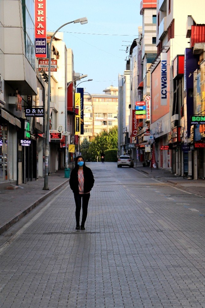 Adana’da caddeler boşaldı, kent hayalet şehre döndü