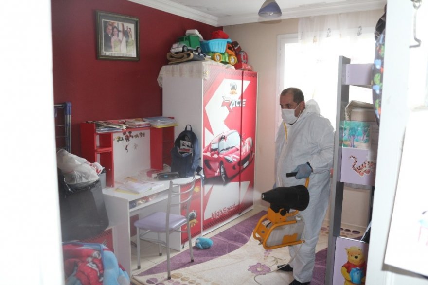 Adana’da korona hastalarının evleri dezenfekte ediliyor