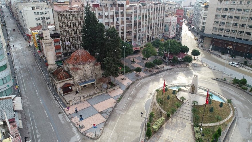 Adana’nın tarihi mekanları sessizliğe büründü