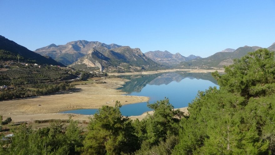 Kozan Barajı’nda ürküten kuraklık manzarası