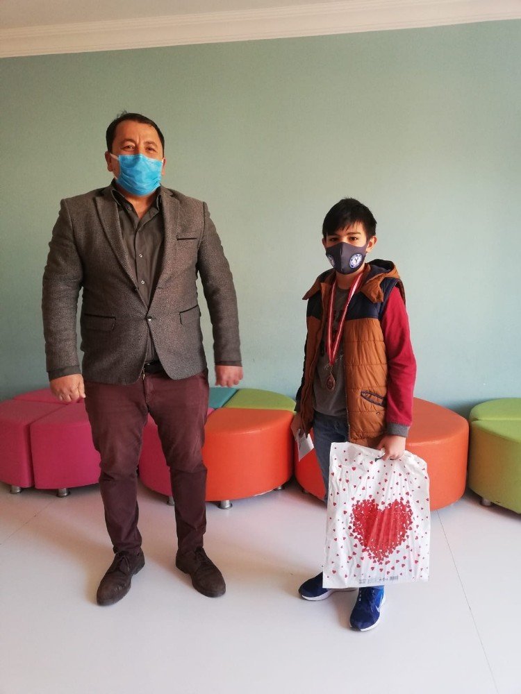 Kozan’lı minik bilim kahramanları ilçenin gururu oldular