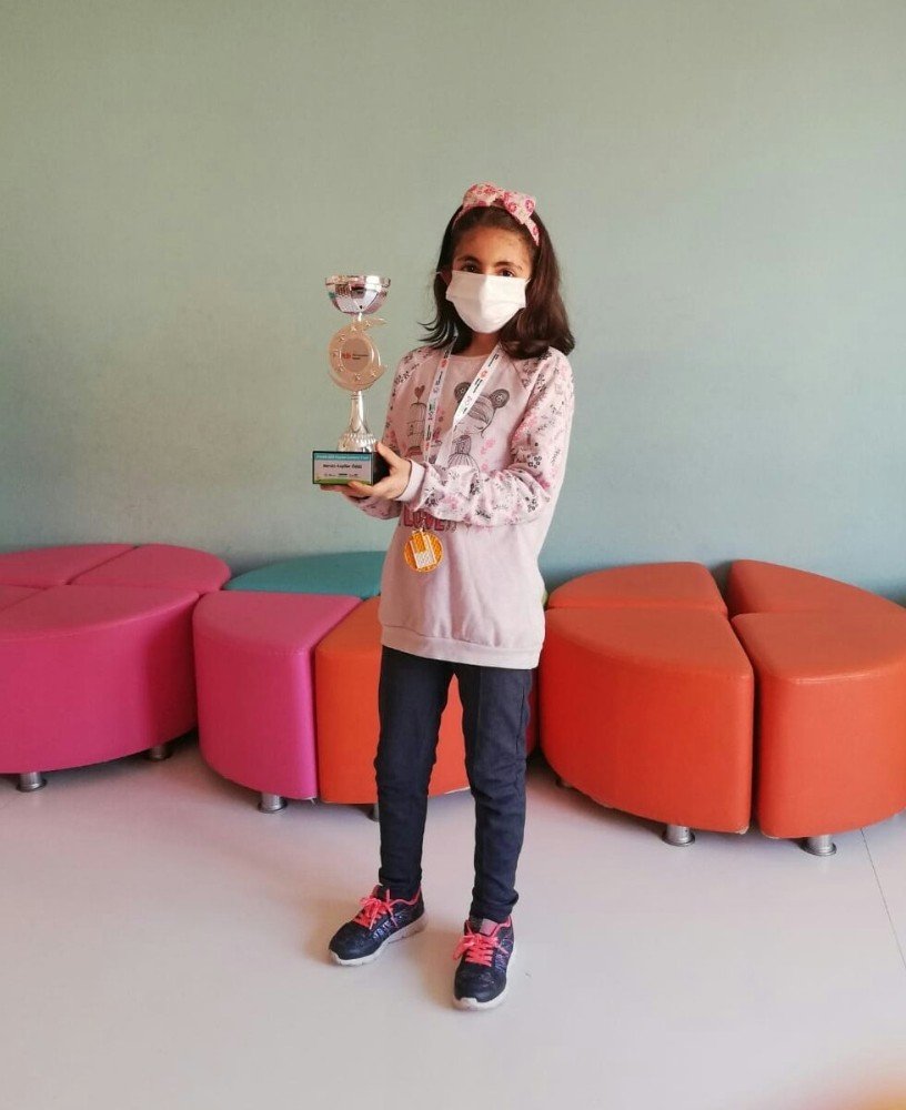 Kozan’lı minik bilim kahramanları ilçenin gururu oldular