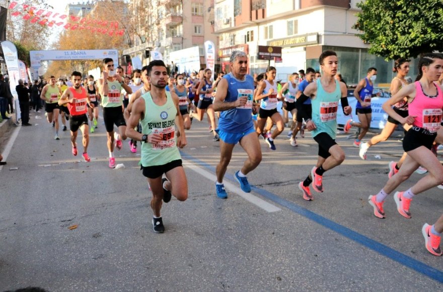 Adana Kurtuluş Yarı Maratonu kentin tarihi dokusunu yansıttı