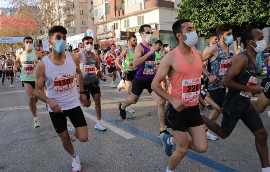 Adana Kurtuluş Yarı Maratonu kentin tarihi dokusunu yansıttı