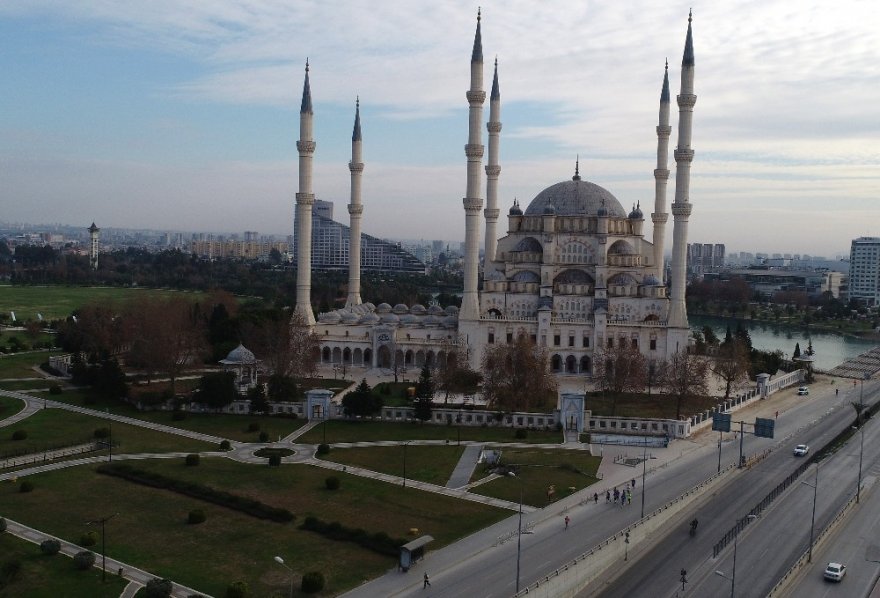 Adana Kurtuluş Yarı Maratonu kentin tarihi dokusunu yansıttı