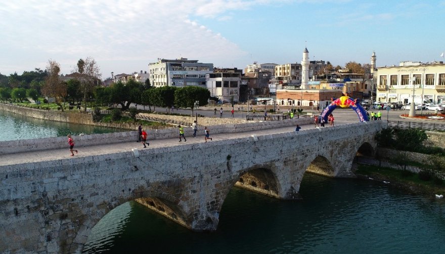 Adana Kurtuluş Yarı Maratonu kentin tarihi dokusunu yansıttı
