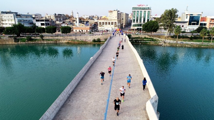 Adana Kurtuluş Yarı Maratonu kentin tarihi dokusunu yansıttı