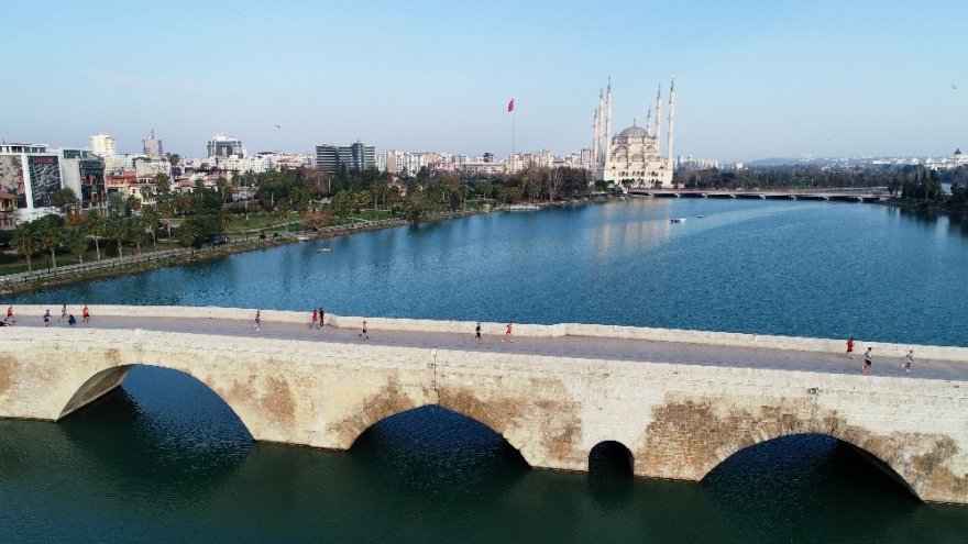 Adana Kurtuluş Yarı Maratonu kentin tarihi dokusunu yansıttı