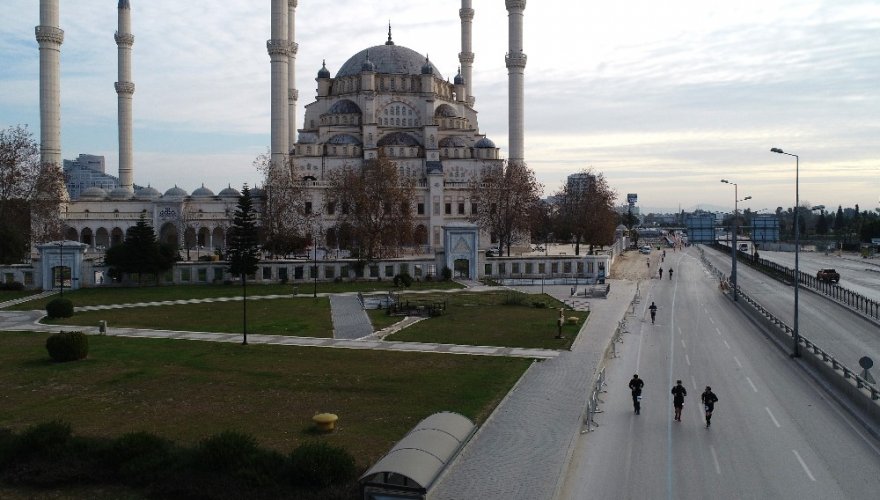 Adana Kurtuluş Yarı Maratonu kentin tarihi dokusunu yansıttı