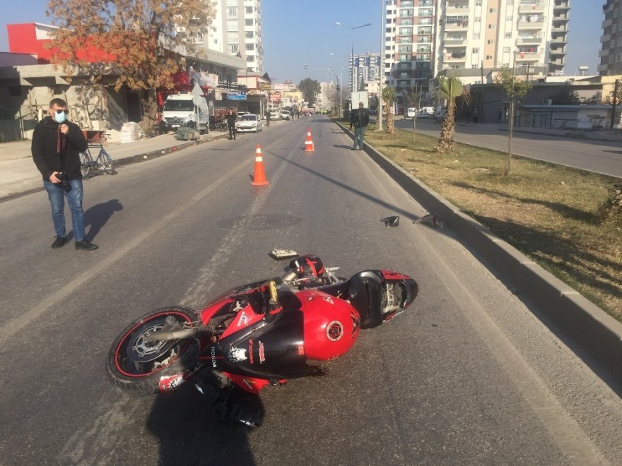 Kısıtlamada sokağa çıkan motosikletli kaçarken yaşlı adama çarptı