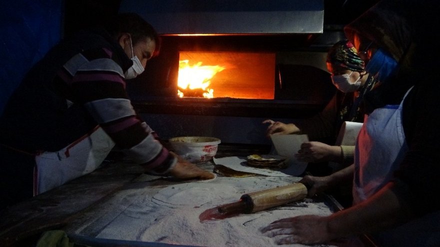 Adanalı kardeşlerden vatandaşa gezen fırın hizmeti