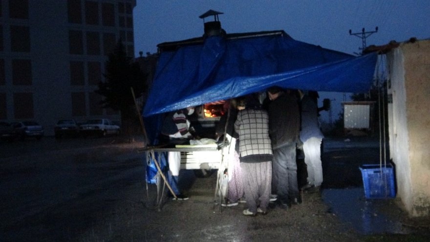 Adanalı kardeşlerden vatandaşa gezen fırın hizmeti