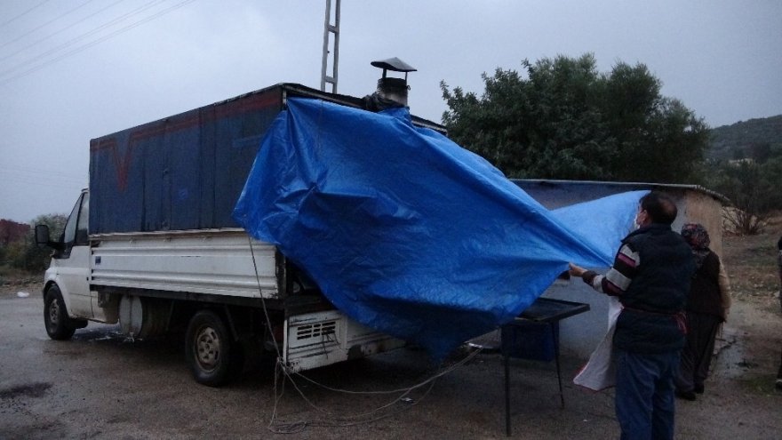 Adanalı kardeşlerden vatandaşa gezen fırın hizmeti