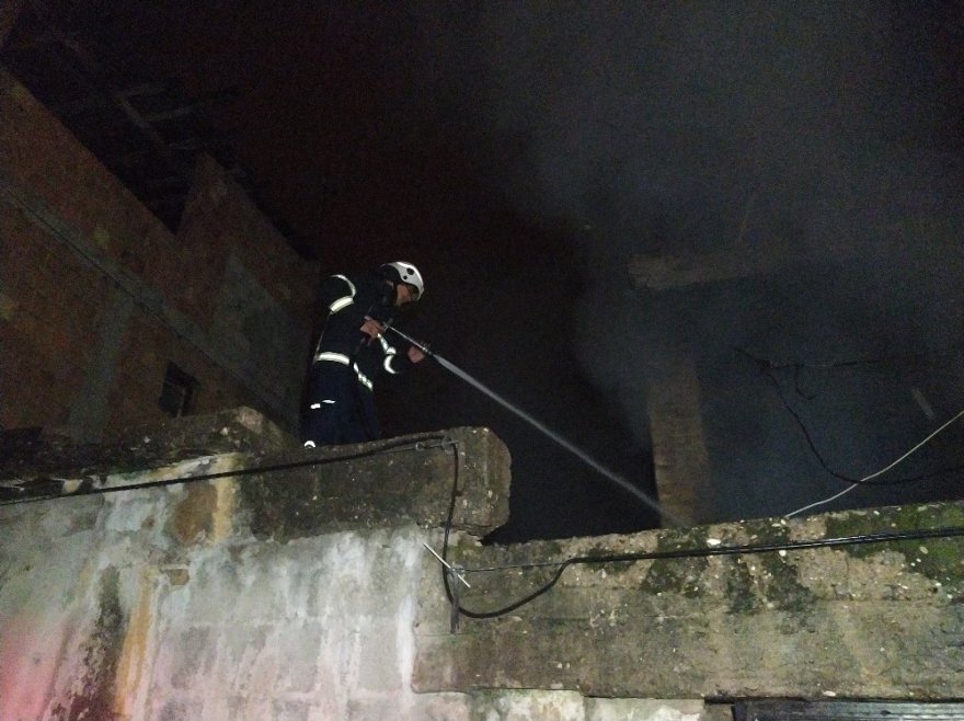 Metruk binada çıkan yangında içeride yanmış ceset bulundu