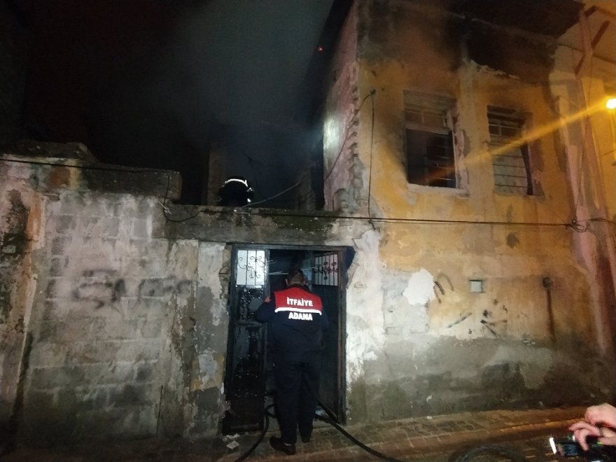 Metruk binada çıkan yangında içeride yanmış ceset bulundu