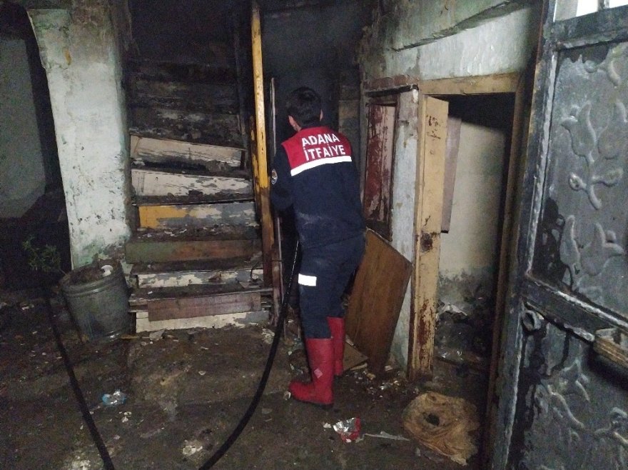 Metruk binada çıkan yangında içeride yanmış ceset bulundu