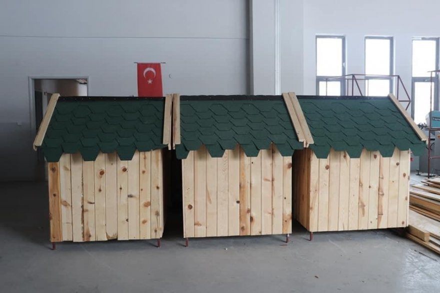 Tufanbeyli’de sokak hayvanları için kulübe üretiliyor