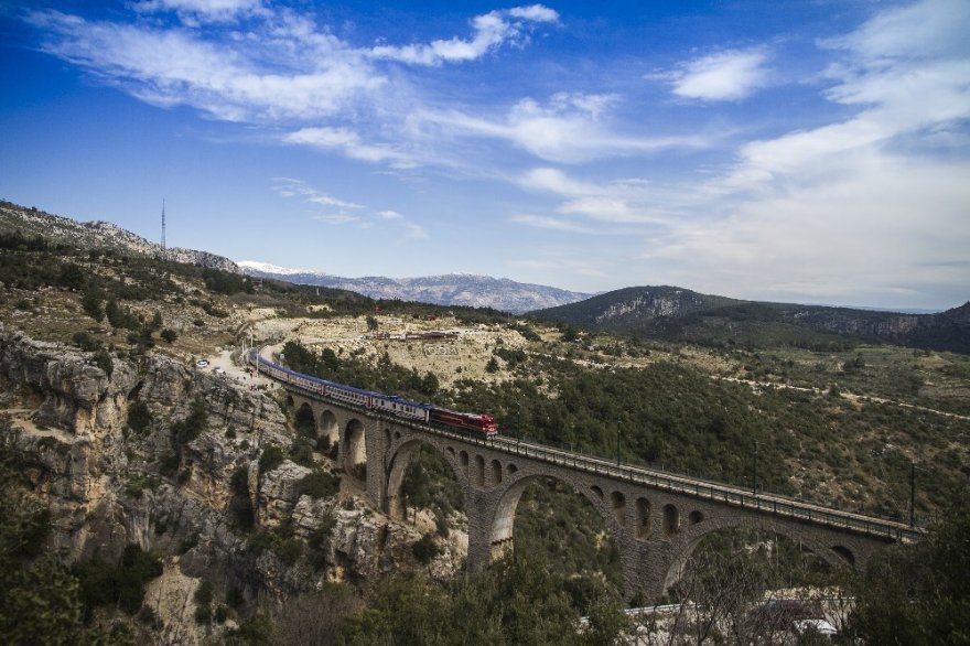 Gündüzü ayrı gecesi ayrı güzel: "Varda Köprüsü"