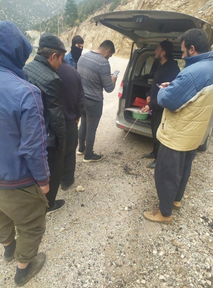 Oltayla 5 kiloluk somonlaşmış alabalık tutan amatör balıkçının sevinci