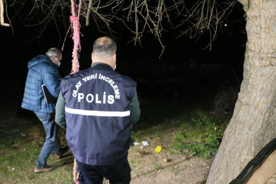 Husumetlisini vurmak isterken önüne geçen karısını vurdu