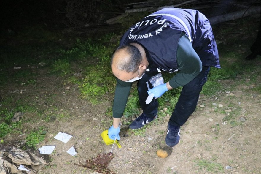 Husumetlisini vurmak isterken önüne geçen karısını vurdu