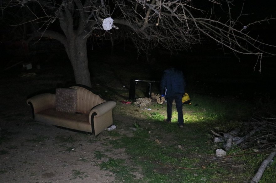 Husumetlisini vurmak isterken önüne geçen karısını vurdu