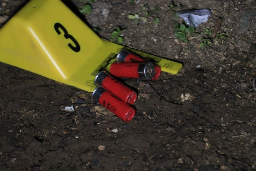 Husumetlisini vurmak isterken önüne geçen karısını vurdu