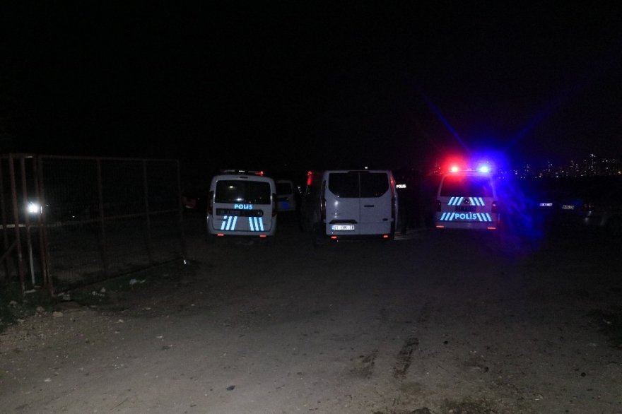 Husumetlisini vurmak isterken önüne geçen karısını vurdu