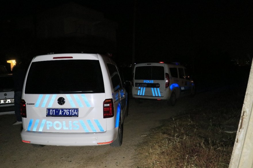 Husumetlisini vurmak isterken önüne geçen karısını vurdu