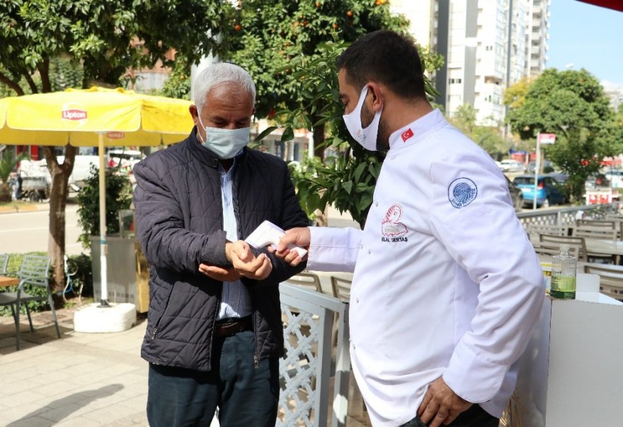 Hafta sonu yasağı kalkan Adana’da kafe ve restoranlar denetlendi