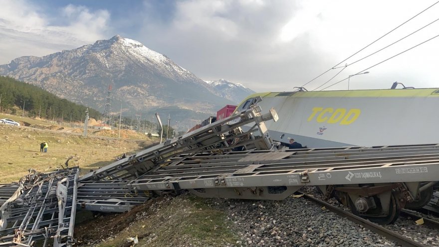 Adana’da yük treni raydan çıktı