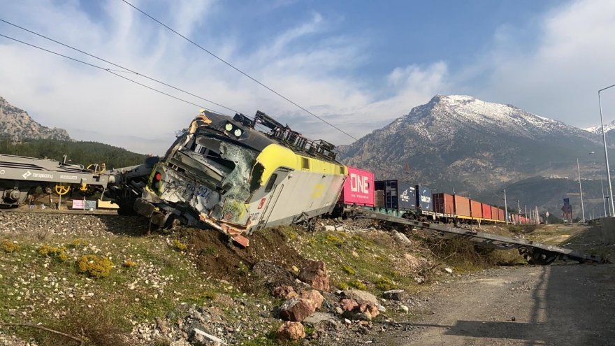 Adana’da yük treni raydan çıktı