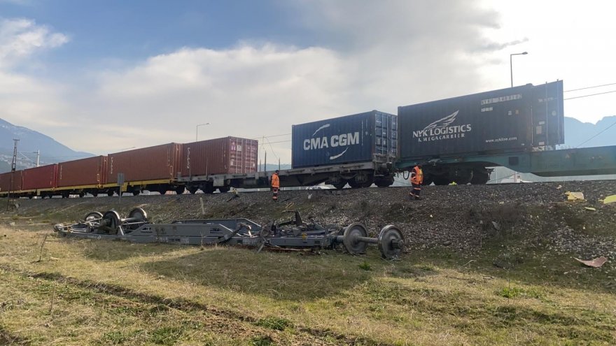 Adana’da yük treni raydan çıktı