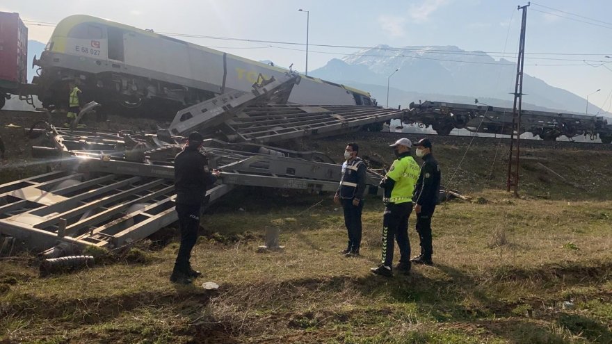 Adana’da yük treni raydan çıktı