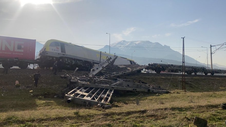 Adana’da yük treni raydan çıktı