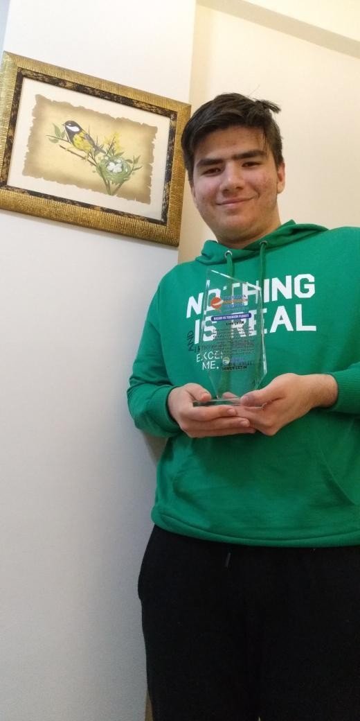 Depremde kaybolan ödülüne kavuştu