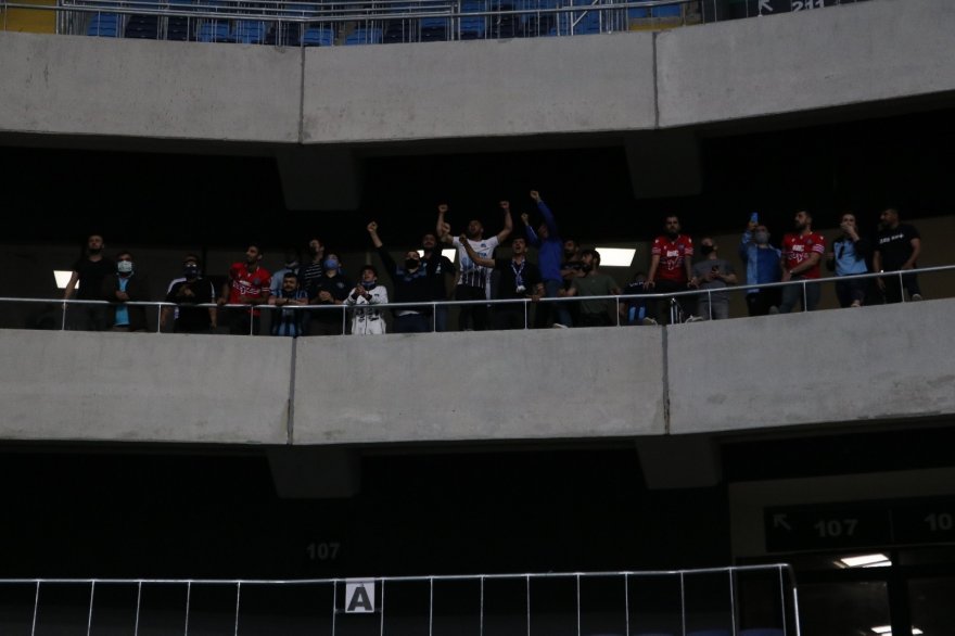 Sokağa çıkma yasağına rağmen binlerce taraftar tribüne geldi!