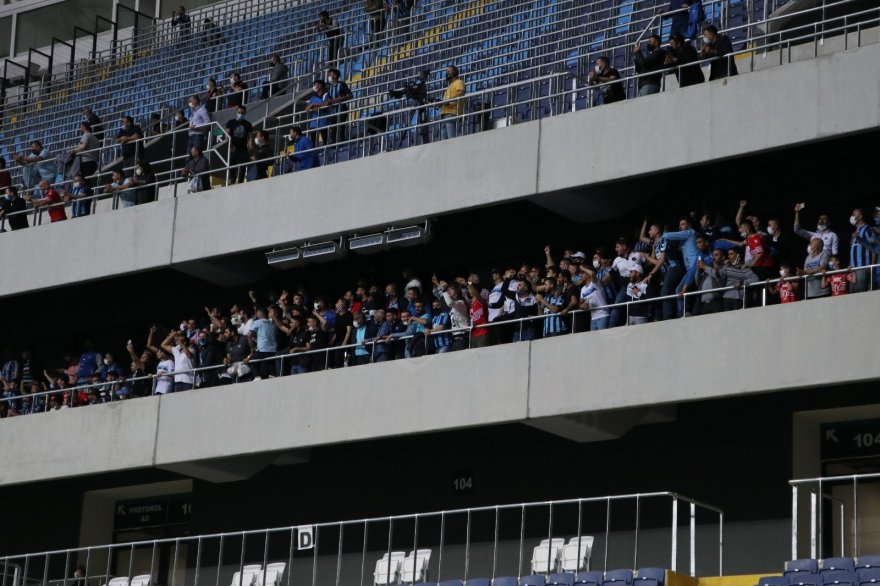 Sokağa çıkma yasağına rağmen binlerce taraftar tribüne geldi!
